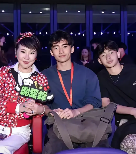 暂且不论外表是否帅气，没有脂粉气，没有纹身，没有鼻环、舌环等各类装饰环，也没有染