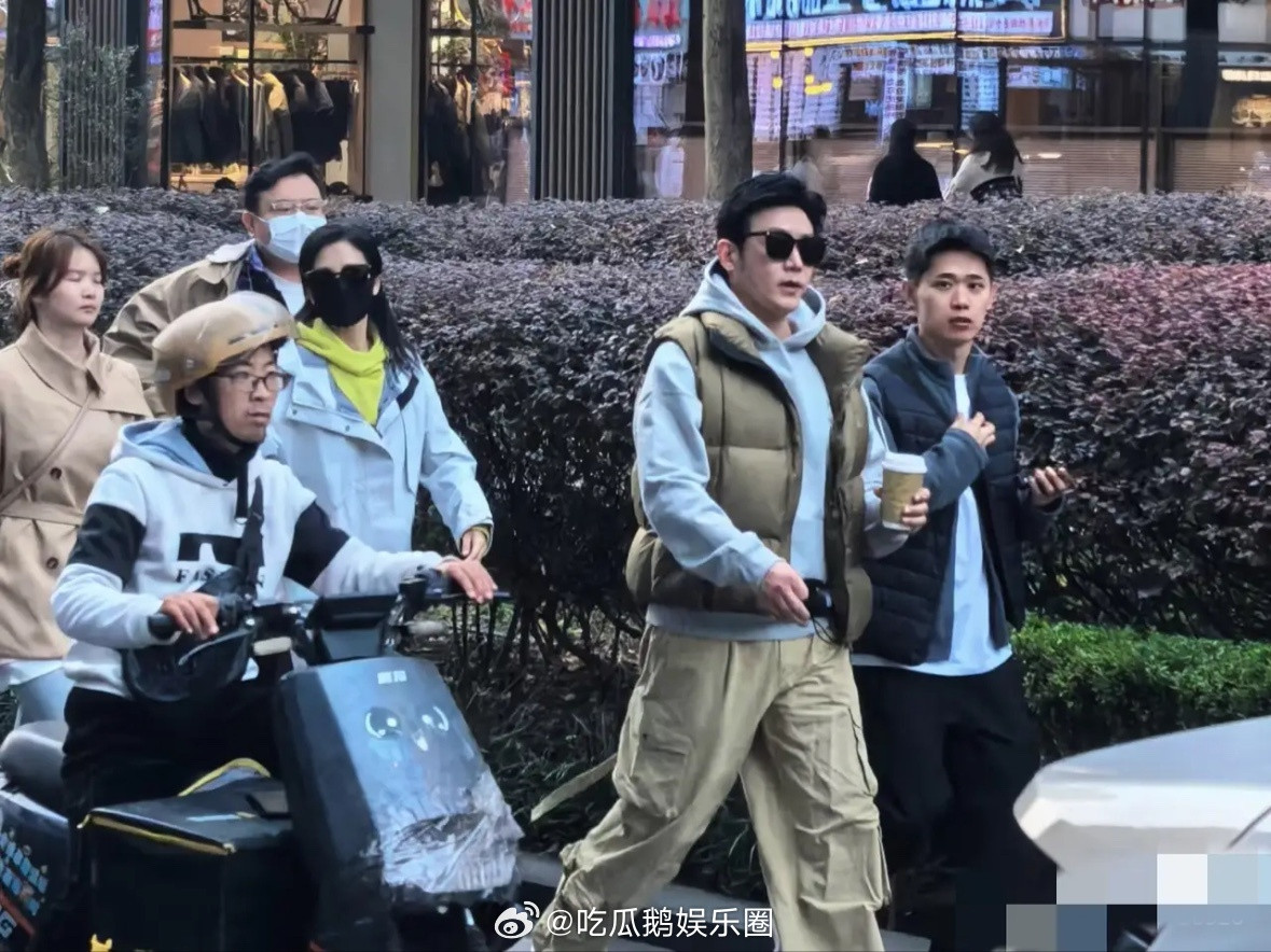 有网友在太古里偶遇陆毅买奶茶，他现实生活中也太帅了吧！古早帅哥的含金量还在上升，