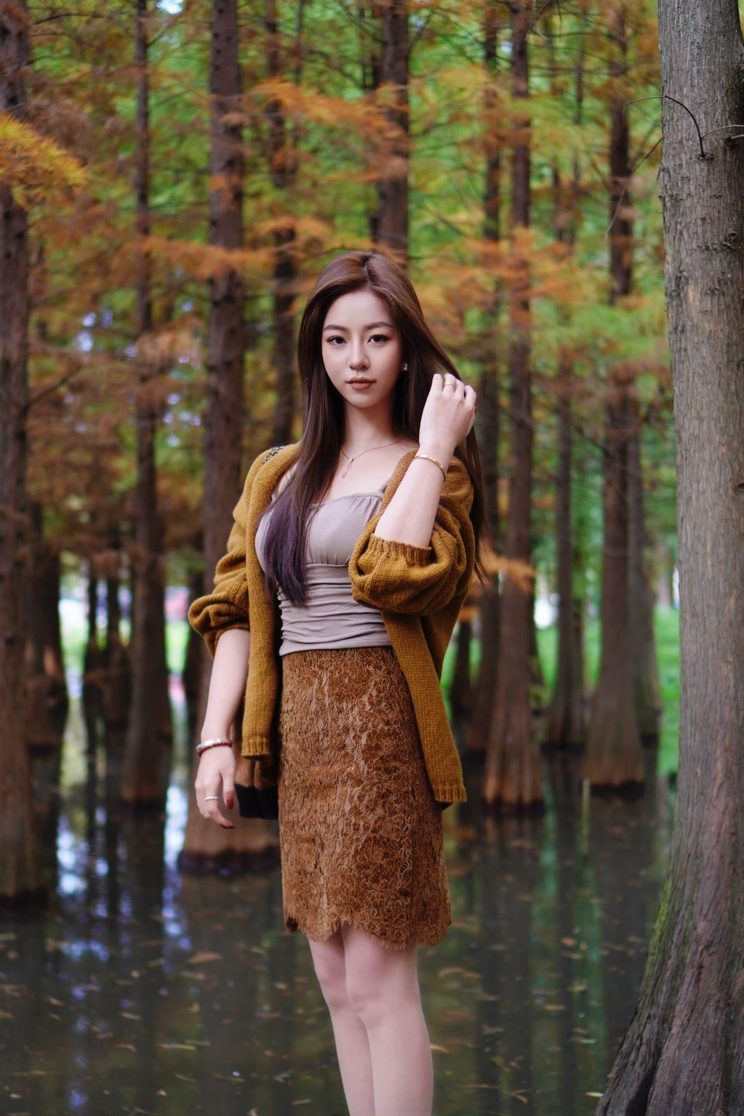 一件柔软的姜黄色针织开衫搭蕾丝半身裙，温柔中透着明亮的色彩,优雅又显气质。