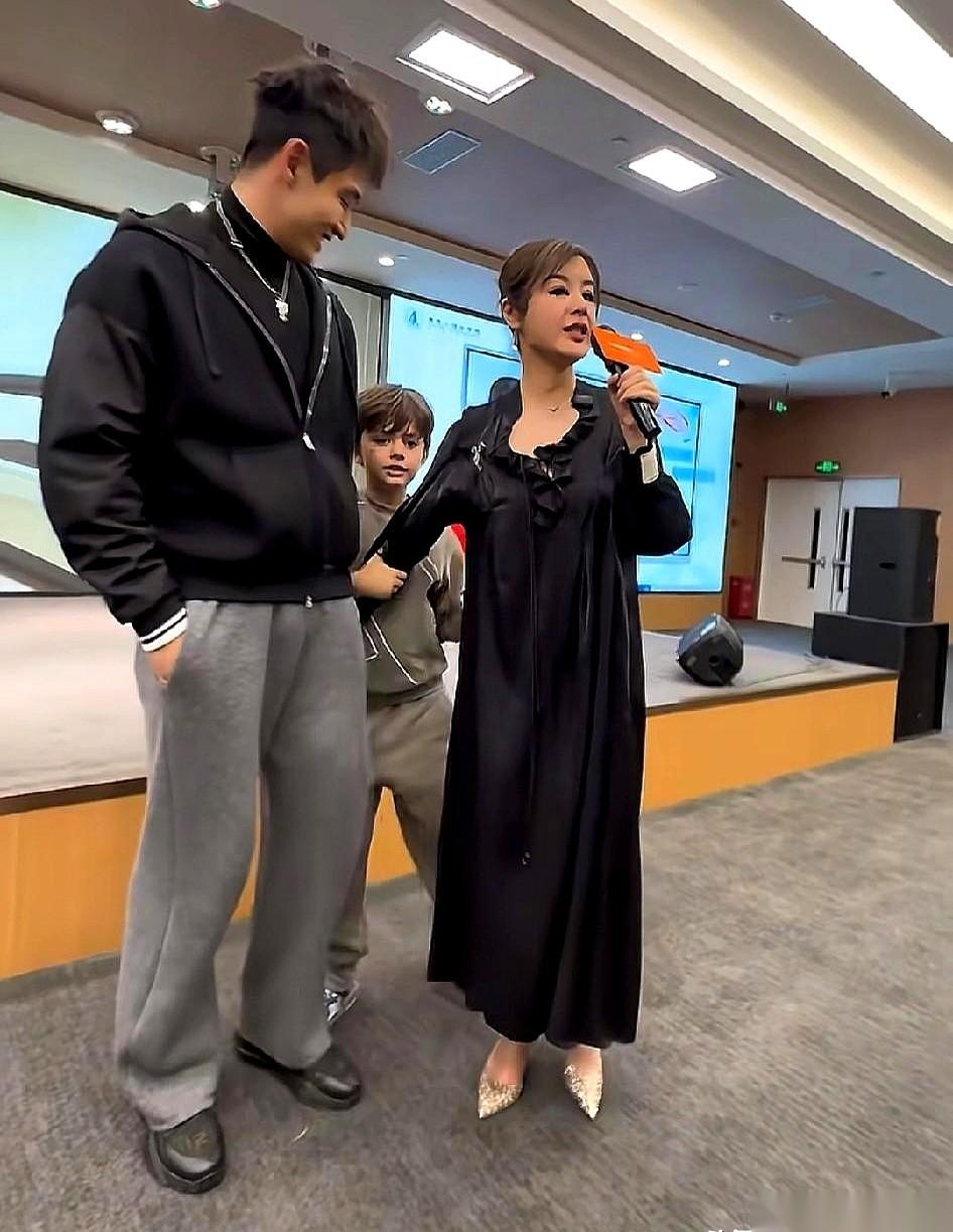 说真的，看到那个小男孩硬要把他妈和新男友的手掰开的时候，我心都揪了一下。那眼神