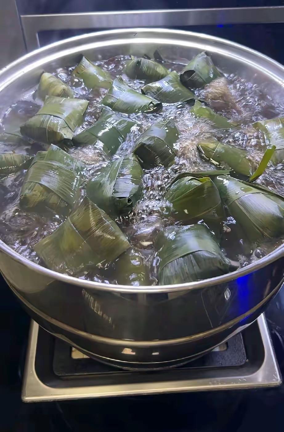 昨天和老伴埋头忙活一整天，揉米绑线反反复复，总算做好一百多个粽子，本来想着一家人