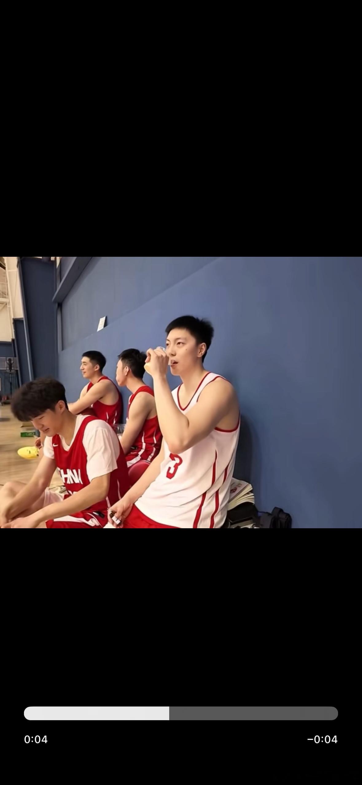 中国男篮集训最新画面流出，胡明轩、王俊杰都已经归队参训，全队进入备战状态。接下来