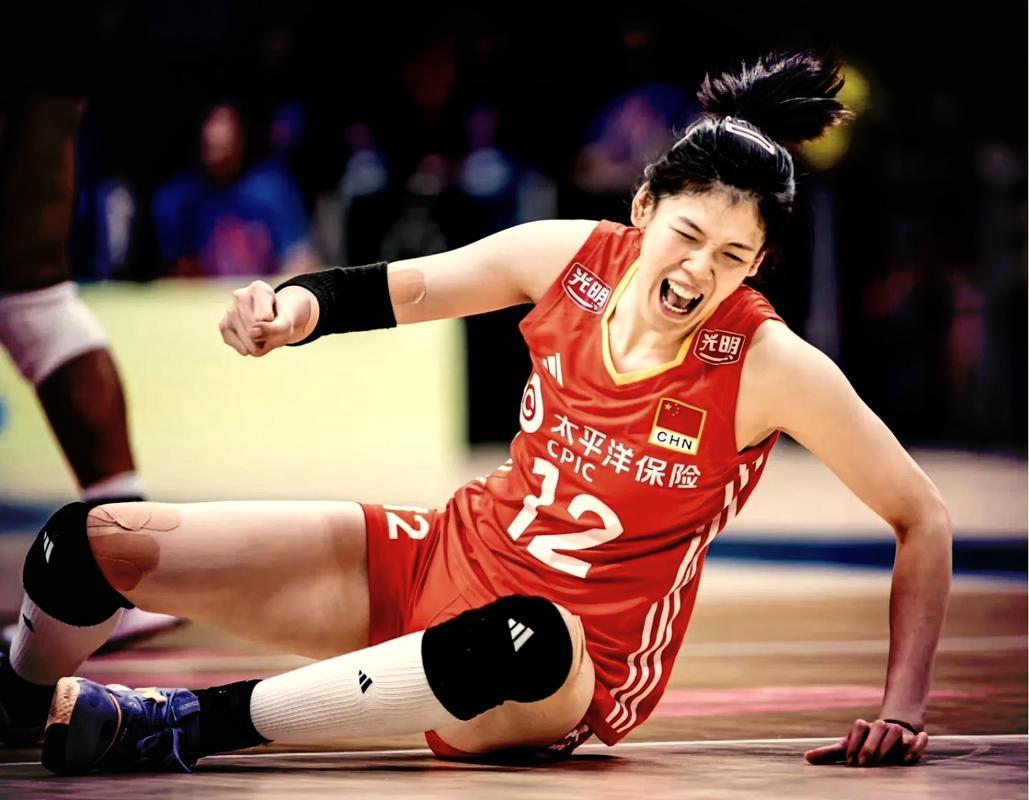 《中国女排的双面人生》女排低谷与运动员的双面人生中国女排的低谷，不只是一段成