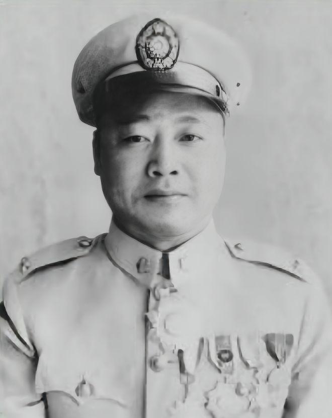 1936年，税警总团六个团貌合神离，黄杰急得睡不着觉。他请来老友张佛千：“孙立人