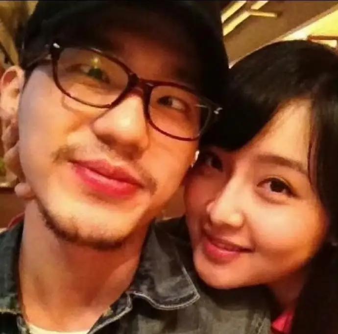 白宇前女友罕见发文！Sara施映雪发文晒出依偎在白宇肩头的合照，还有白宇早年用“