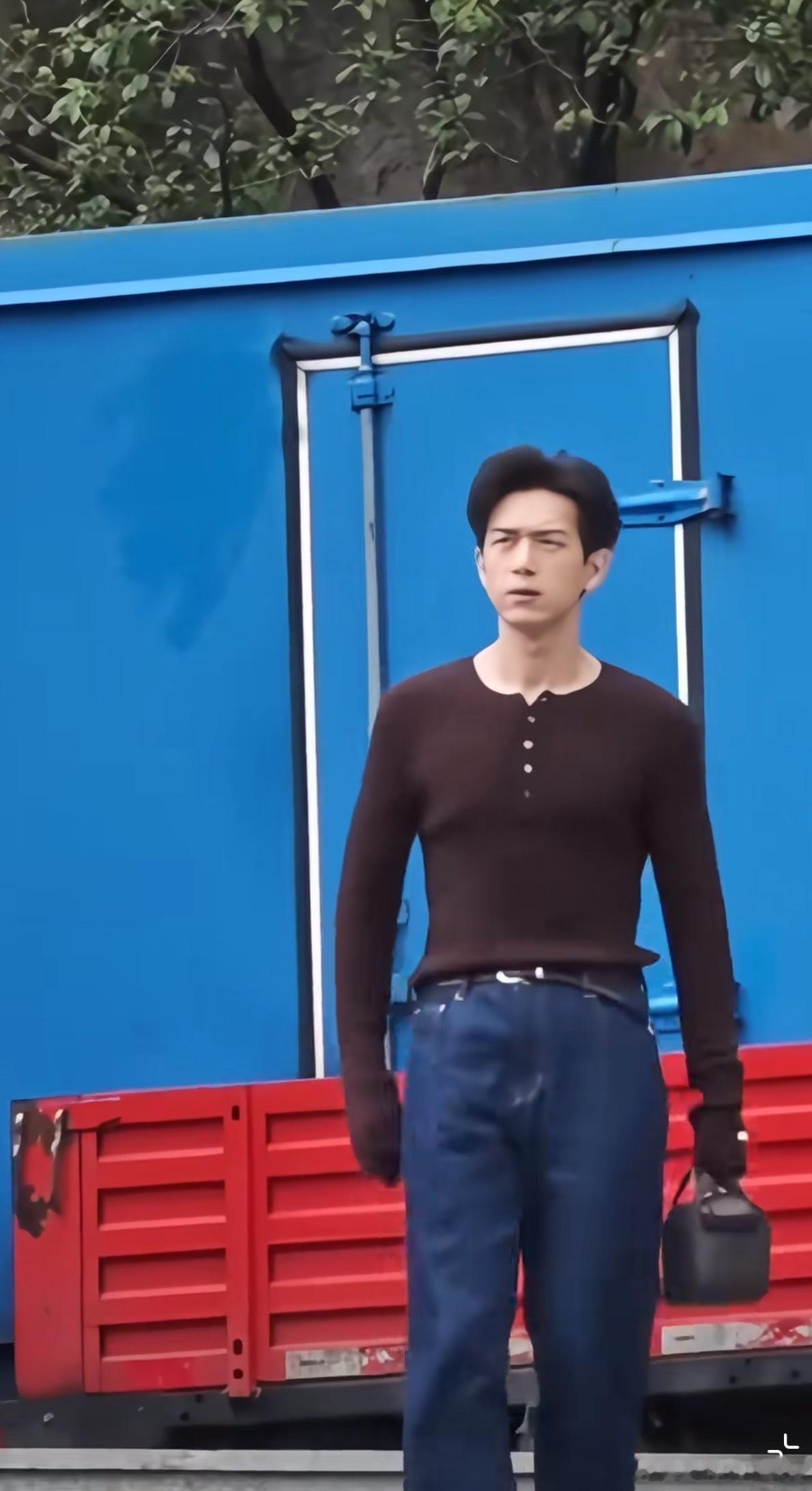 李现是把女主的衣服穿了吗？