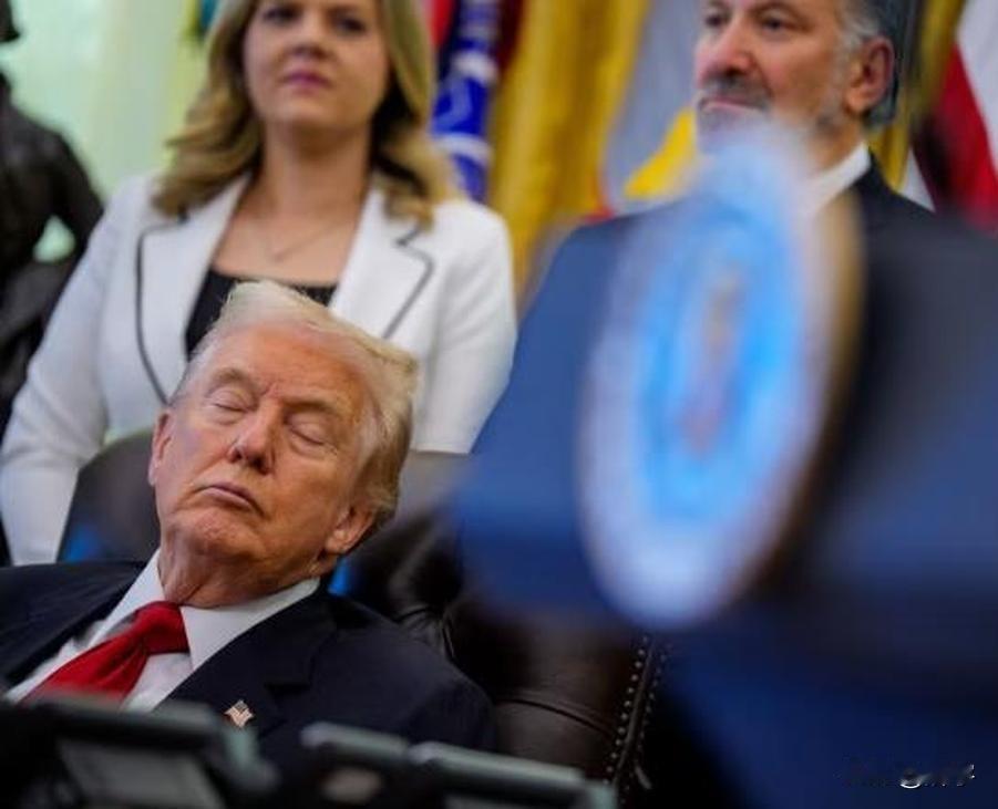 尴尬了！特朗普出笑话了！他嘲讽拜登的话击中了他自己！这两天美国媒体圈有一张特