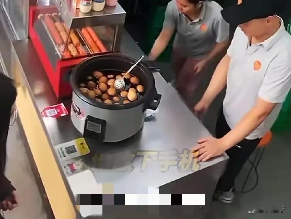 她是一个腿脚先天残疾的女孩。他是一个开包子铺的老板。女孩