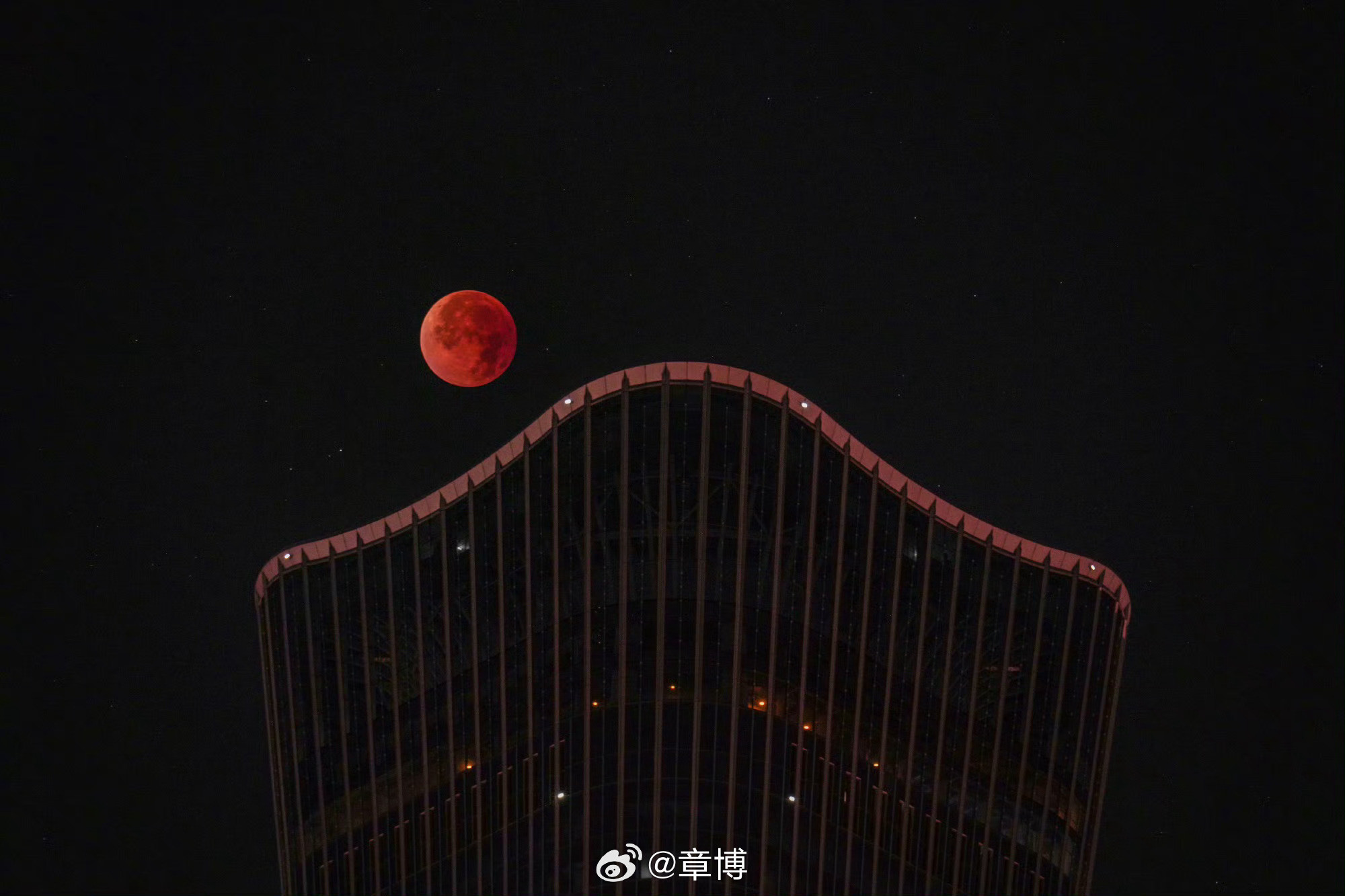 月全食你们昨天有多少人看见这个景观？​​​