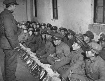 1949年，蒋介石部队一败涂地，他带着60万残部逃往台湾。这六十万人里，多半