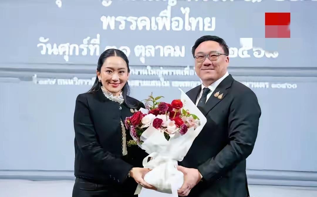 权利上的交接,心中仍然有割舍不得的心痛。泰国为泰党这时候出现了新的情况,新的党首