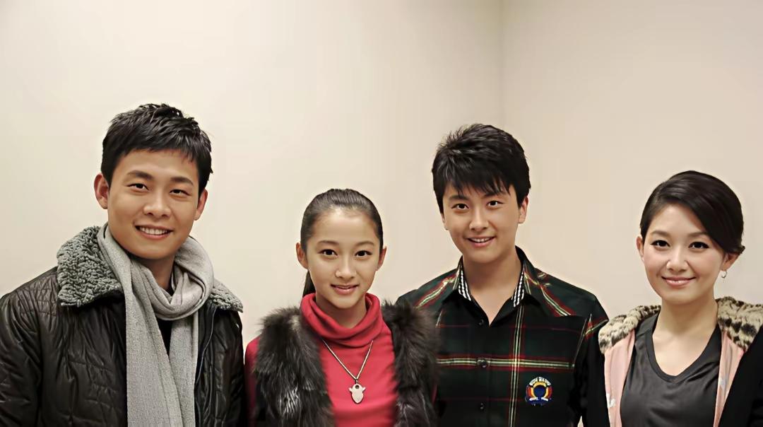 4位帅男靓女同框：实力派演员张译浓眉小眼，唇若涂朱，齿如珠贝，笑意盈盈；戴着挂