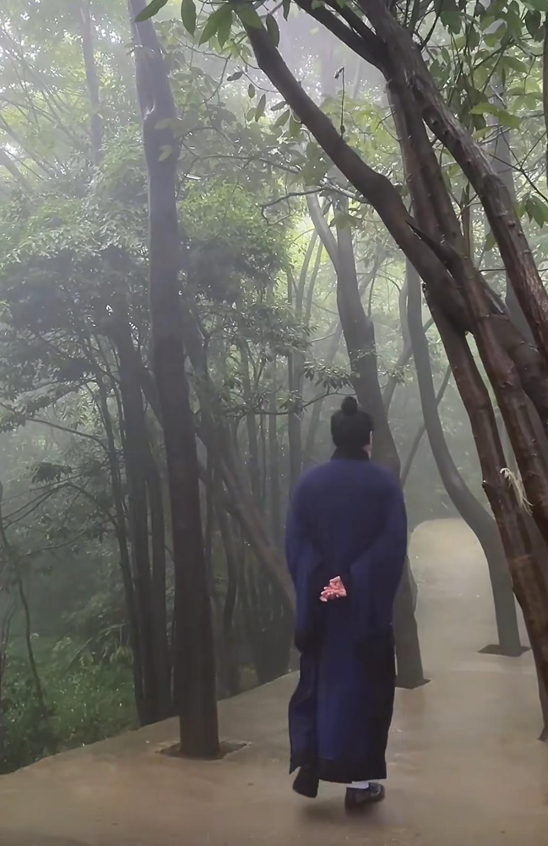 在古代民间有这样的传说，家中若要摆放八卦镜、葫芦、五帝钱、桃木剑镇宅。未经灵力加