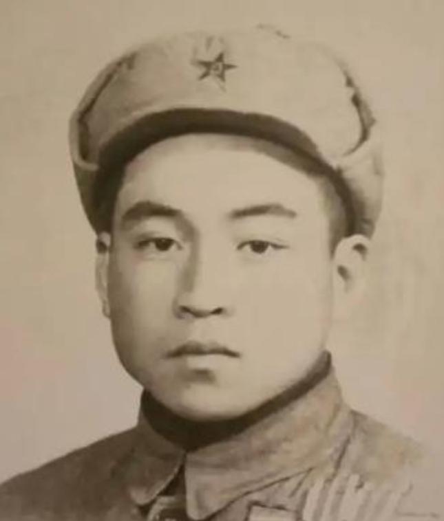 1951年，美军俘虏了一个17岁的志愿军战士，美军用电话线把他捆住，连夜拉去领赏