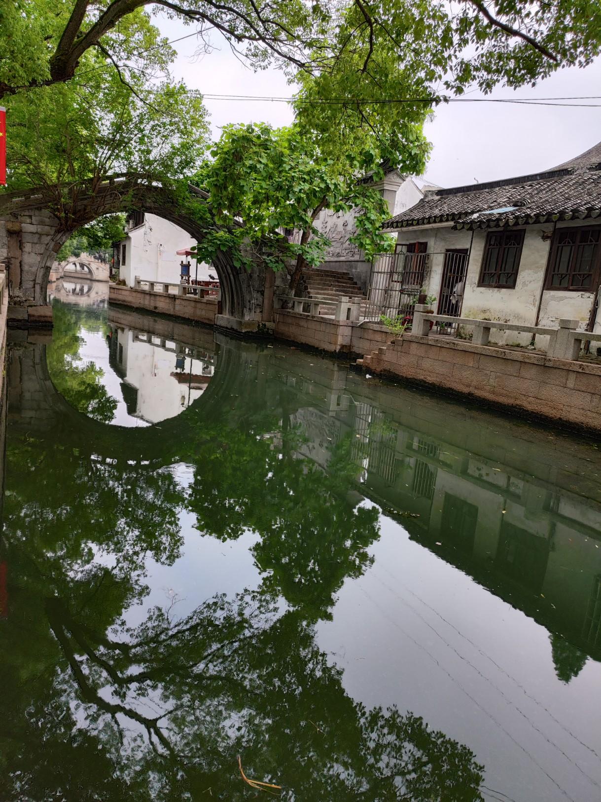 江城子.怀旧漫漫长夜卧孤床，月清光，轻风凉，牵思萦绕，孑影对空墙。