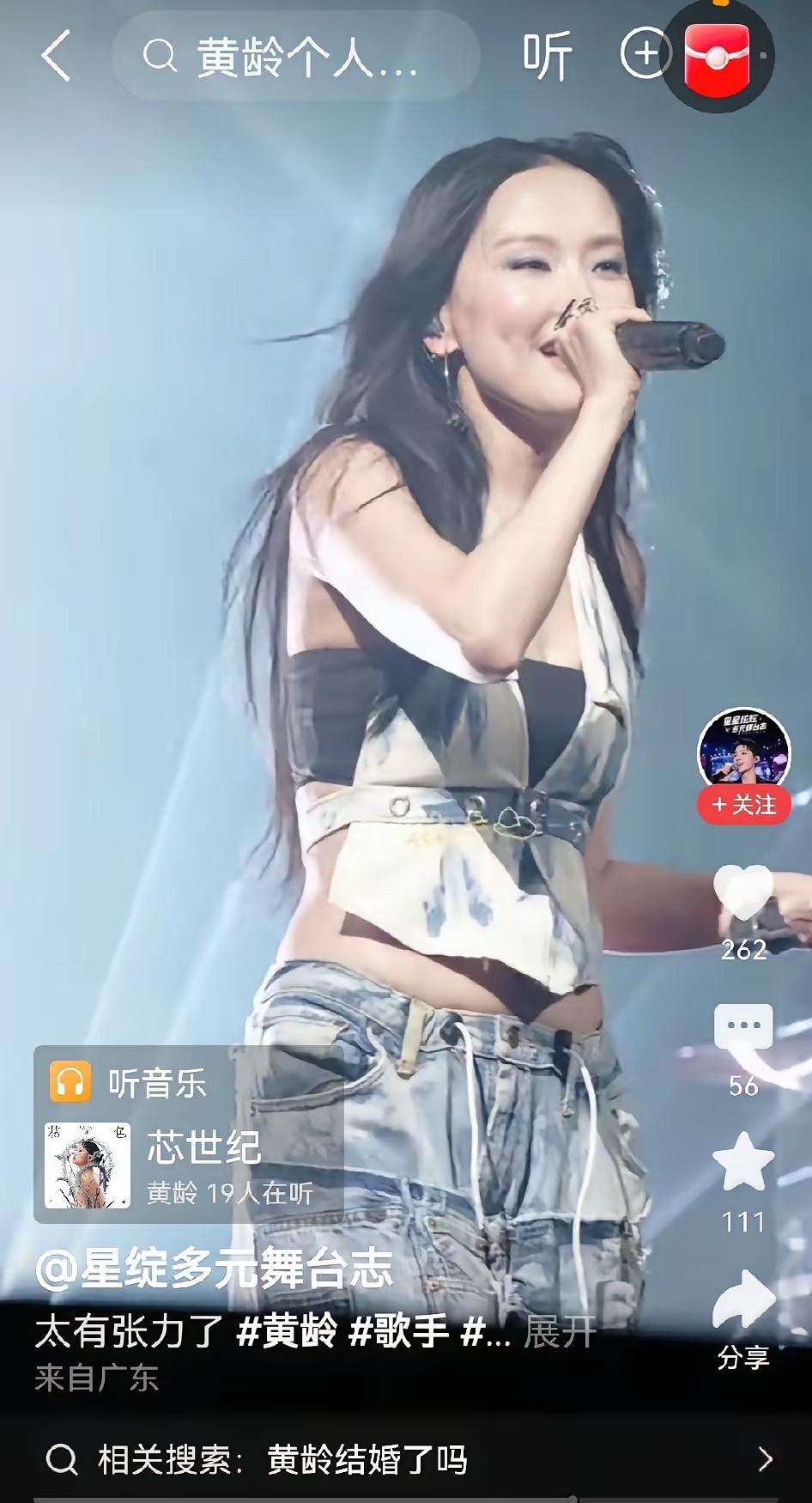 不比不知道，一比吓一跳！吴艳妮和黄龄穿同一条牛仔裤，差距竟如此之大！28岁的