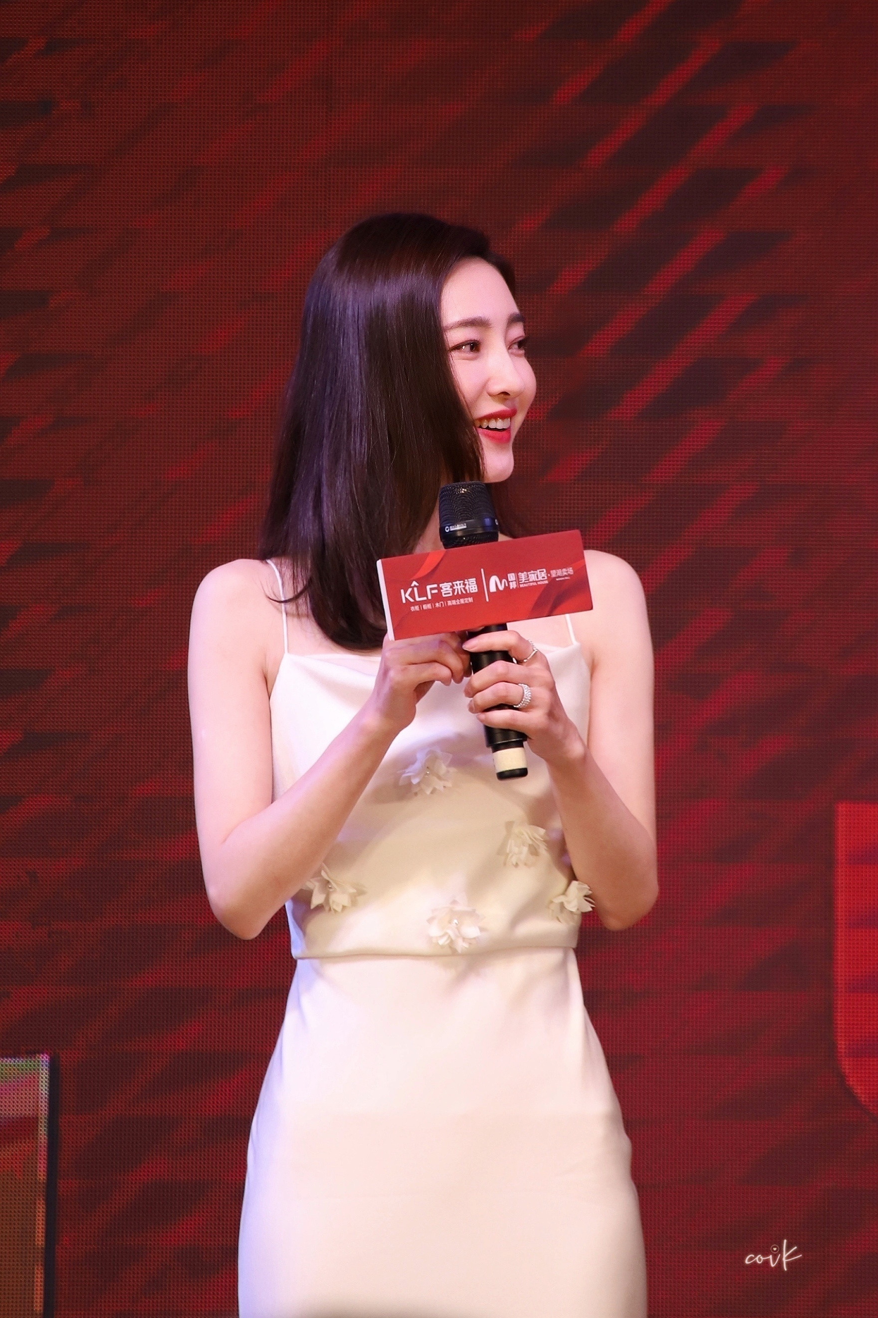 王丽坤白裙适配所有目光焦点，肩带勾勒优雅，裙摆藏着诗意，每一步都像把星光踩进现