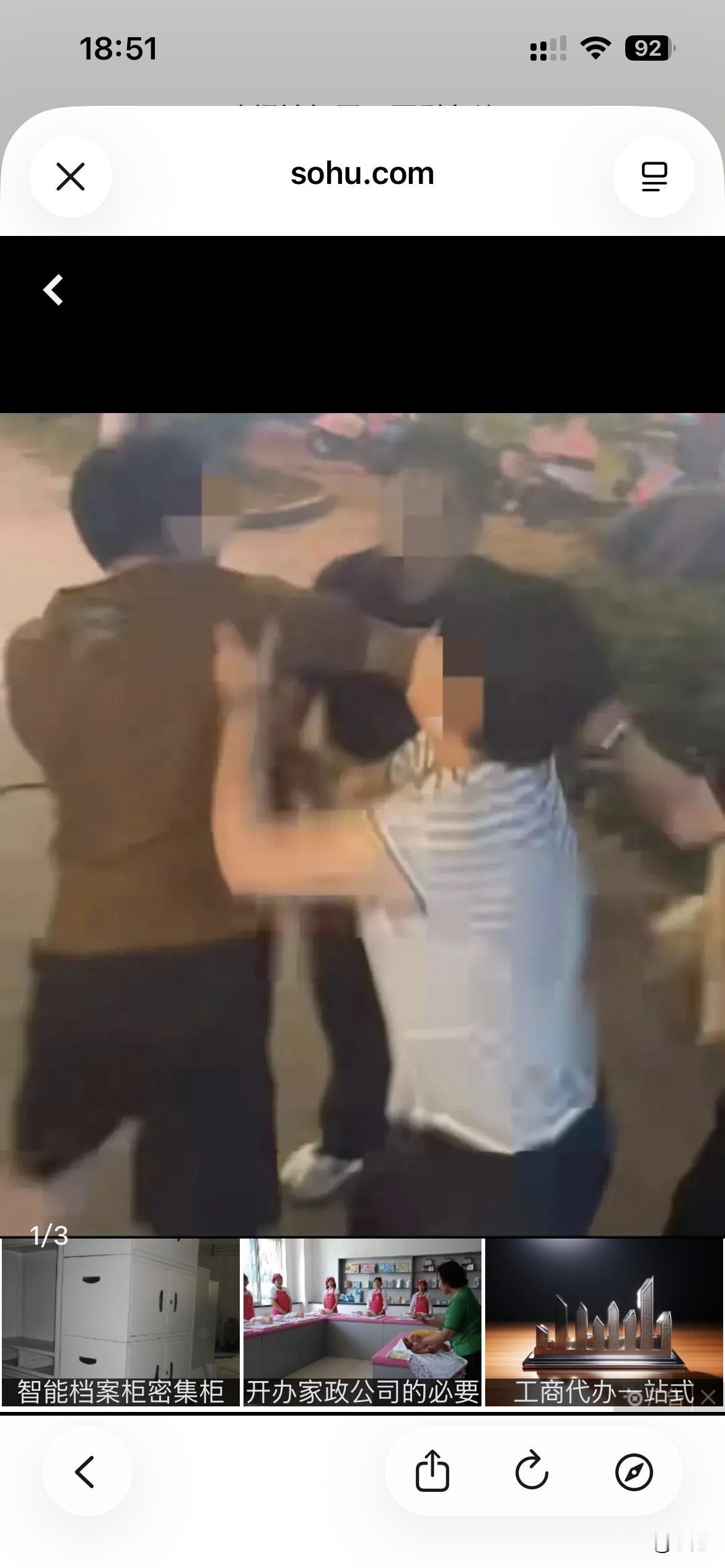 他怀孕38周的老婆就坐在旁边。对面那桌人把烟点上了。6月5号晚上8点，上海闵