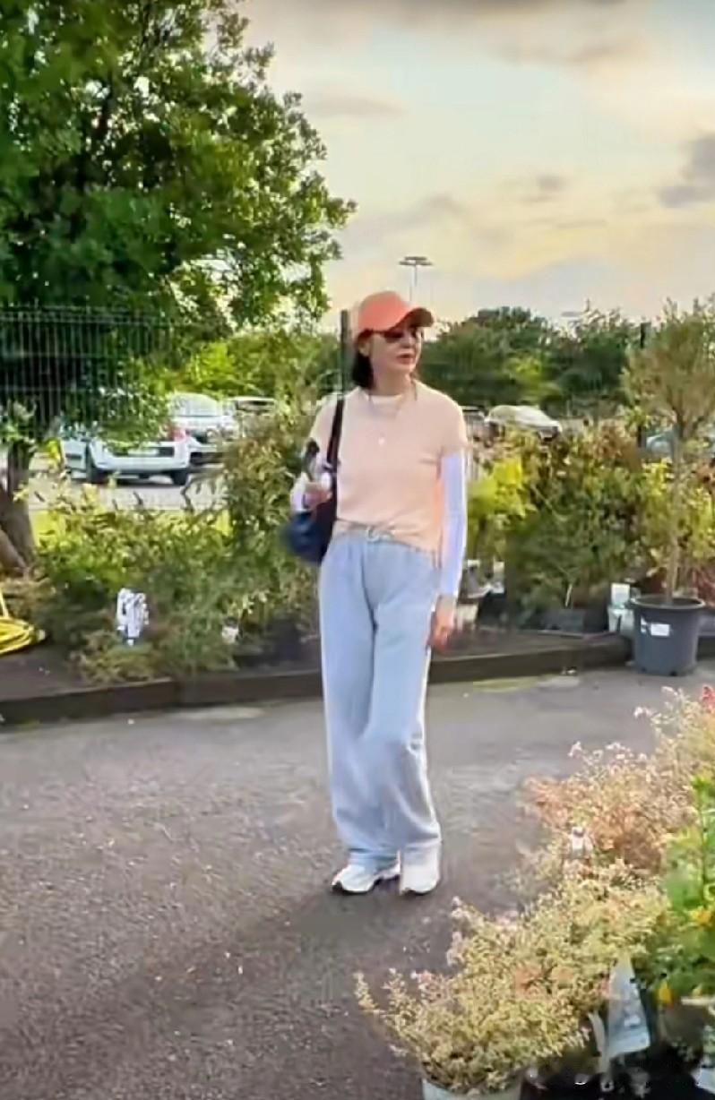 61岁影后张曼玉在法国过着悠闲惬意的田园生活，远离尘嚣，独享那份安静！