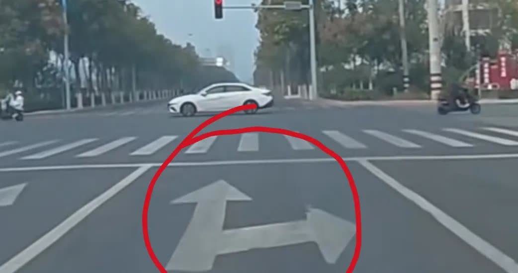 每次停在这个车道上，等待红灯时，后面的车经常会狂按喇叭催促，真的是很烦人。现在很