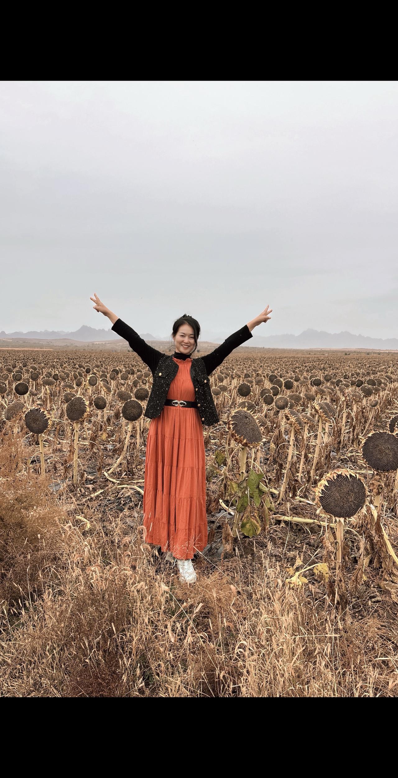 人活着就随意随性，不要想太多，要调整心态，接纳不完美，放下纠结，轻松前行！