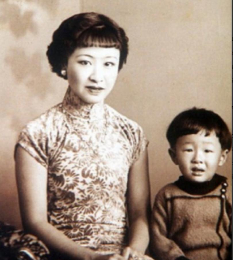 1955年，章士钊在北京菜市场闲逛，看到一卖卷烟的妇女，大吃一惊，连夜给