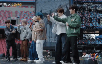 再就业兄弟的合体演唱会今后还会有吗？张远说想在每年的7月13号都开上两场，就像一