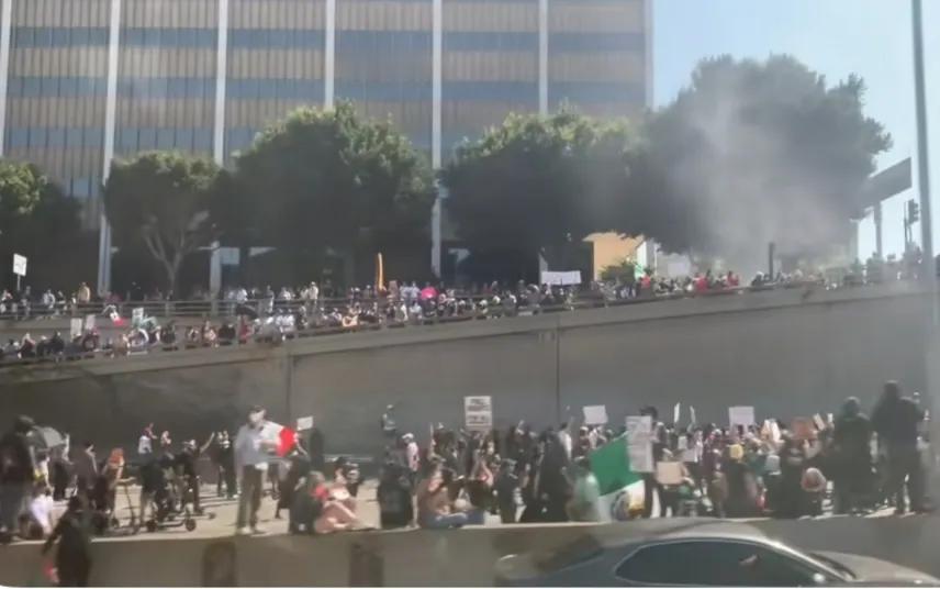 洛杉矶现在有点乱，移民和那些警察发生冲突成为了家常便饭的事情，他们不仅在晚上发动