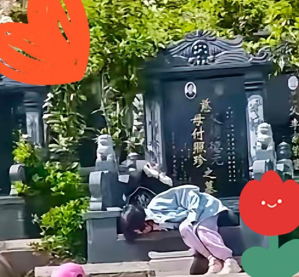 河南周口一个7岁女孩清明节给妈妈扫墓，给妈妈说心里话，她说妈妈我怕你一个人孤单，