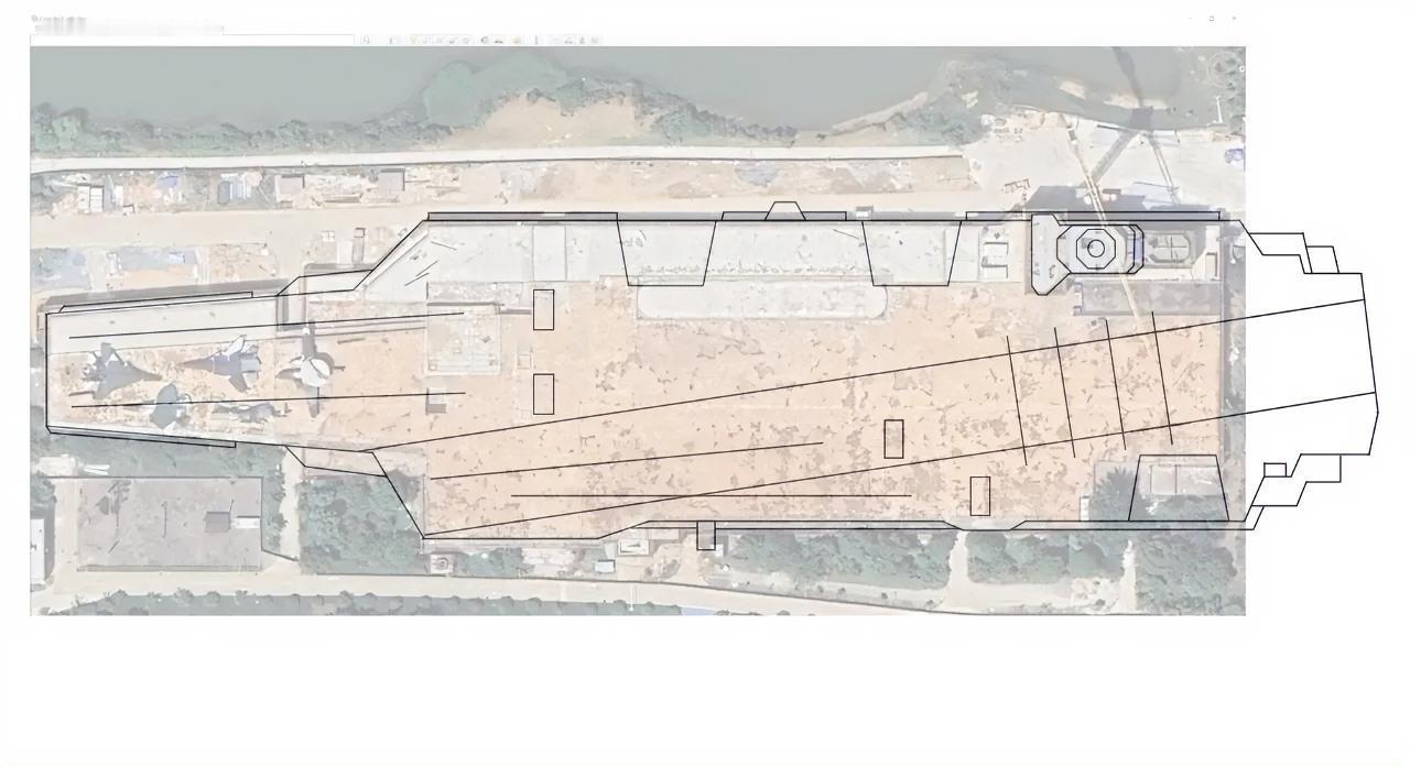 这是一张据称为004型航母的推测线图，与美国“福特”号核动力航母并置对比时，一个