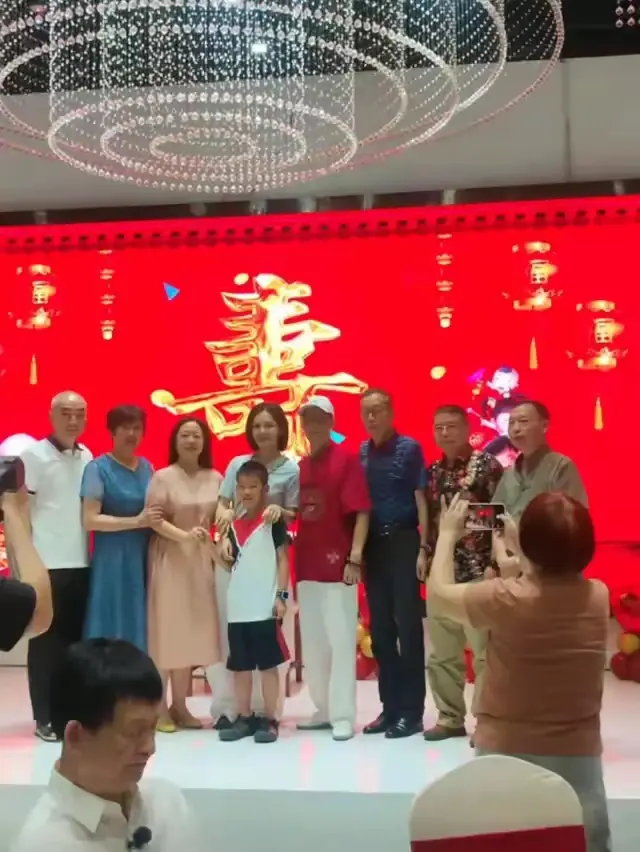 谢娜回家仍然C位，果然发展的好，给父母争脸面
