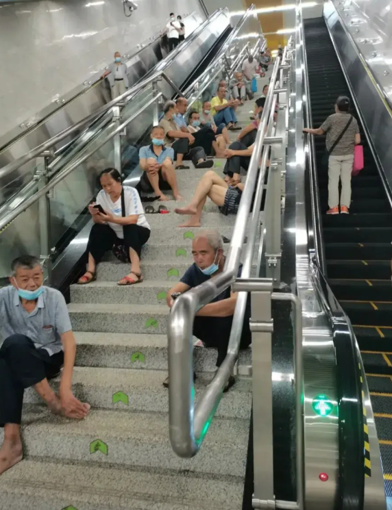 老年人在地铁，在超市，在商场蹭个空调又怎啦？近期网上不少人对老年人天气闷热，