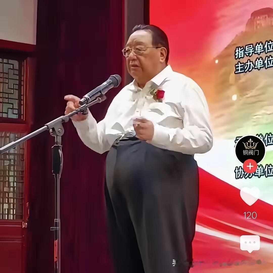 图中这位著名人物的身份终于被扒出来了！这位老人就是国防大学原副政委李殿仁将军，1