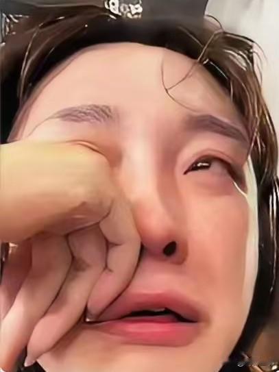浙江一28岁女孩无偿捐献骨髓，救了一名15岁白血病男孩。没想到，男孩康复后见到她
