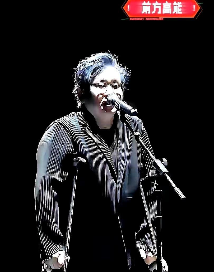 郑智化坐飞机被扒个底朝天,因斥责机场服务没人性。早年微博被翻出,对歌迷轻视,骂