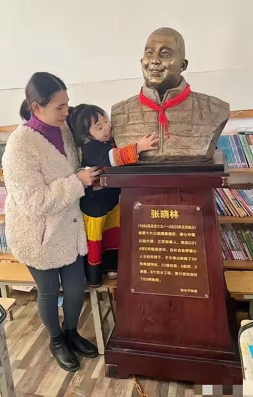 3岁女孩大凉山抱石像喊爸爸，真相戳中全网泪点2021年，四川成都1女子带着