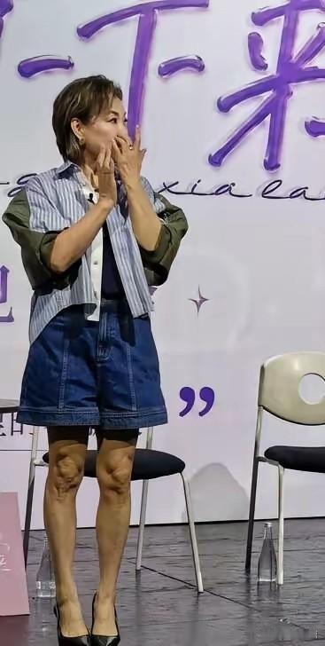 瘦了，真的显精神，气质都明显的不一样了。这是眼下的李静，穿什么都好看，肌肉线