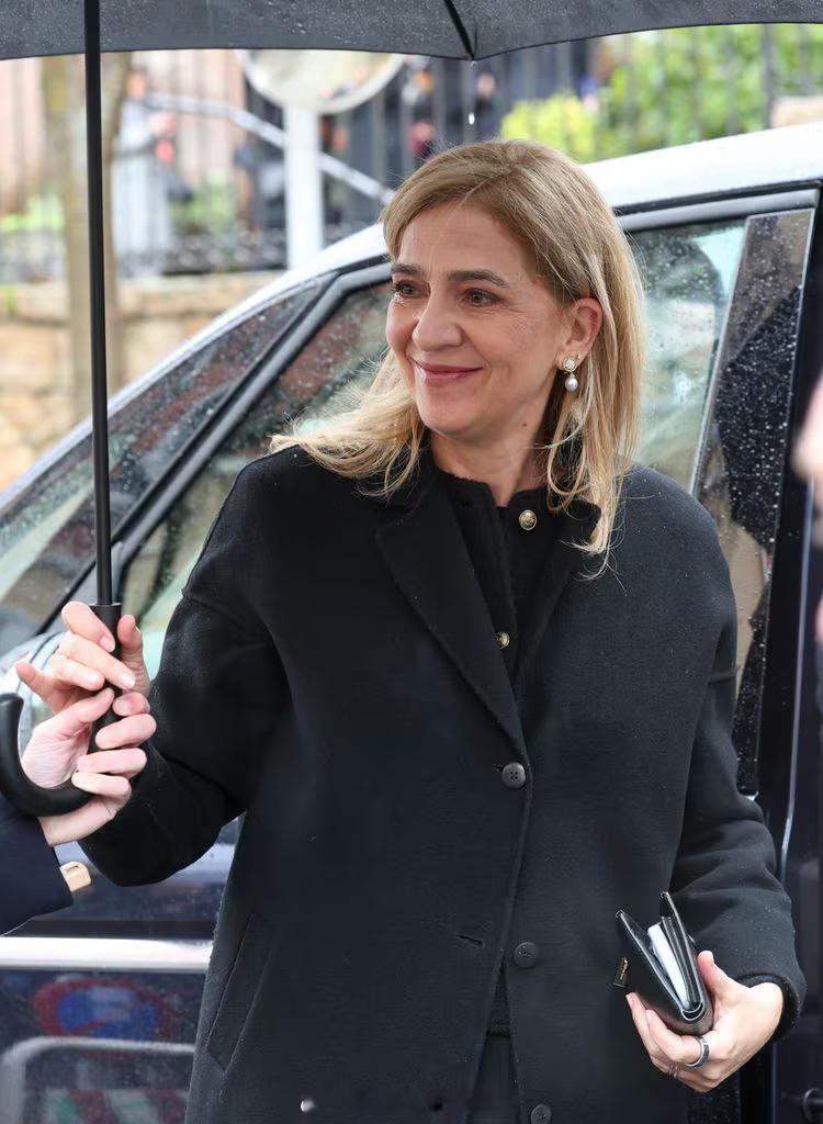 西班牙王室&家庭成员出席艾琳公主的告别仪式，伊莲娜家的阿斗、克里斯蒂娜家的胡安没