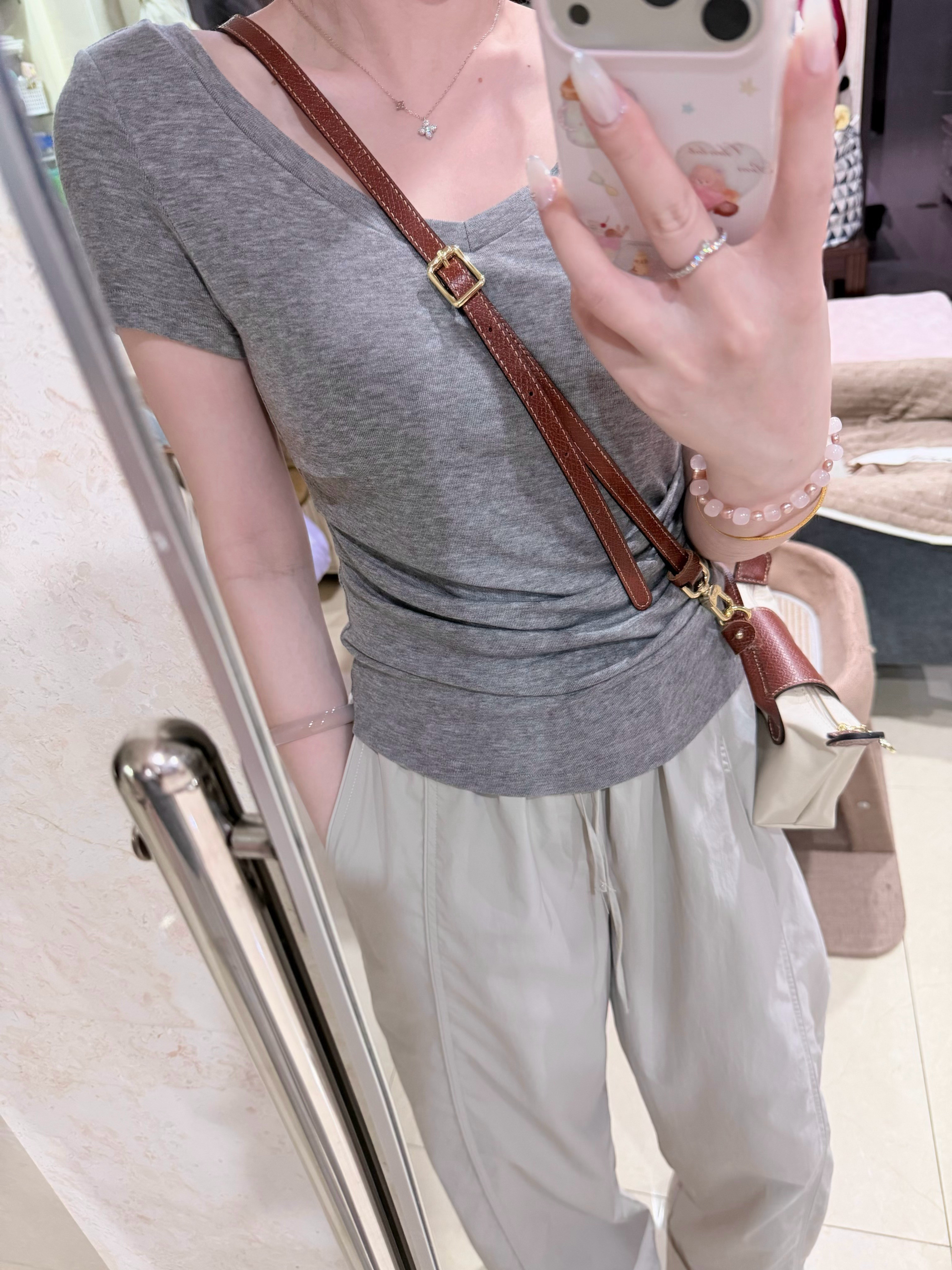 闺蜜上班穿哪套？？？？？？？？？？