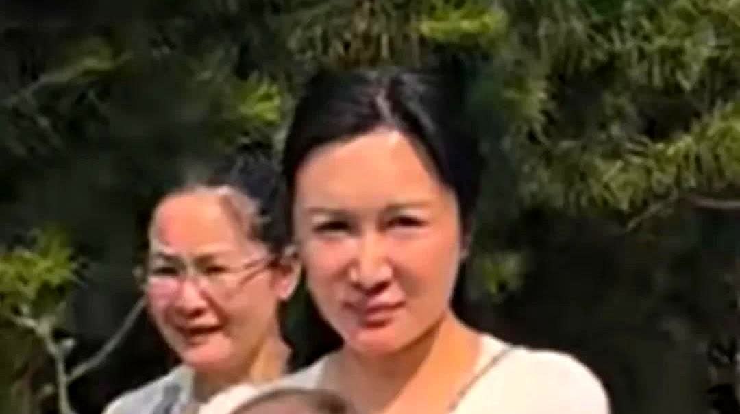 张纪中74岁了把43岁的娇妻拿捏的像个保姆，一起外出，老爷子风风火火，杜星霖委委