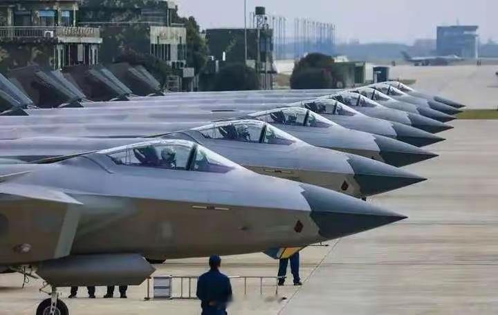 【中美博弈之空中力量首次超越美国】传统空中力量格局正在重塑，全球上空的力量对比发