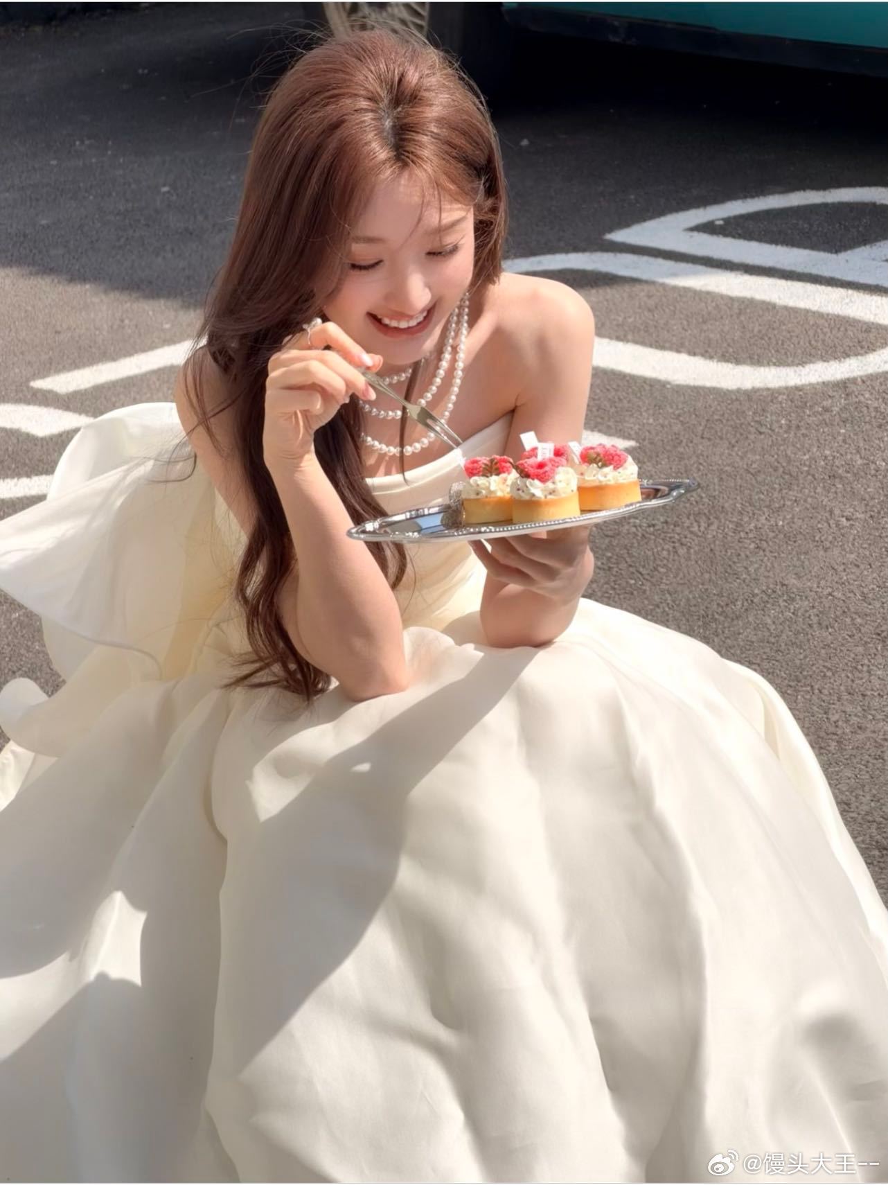 毛晓彤落跑白玫瑰救命毛晓彤也太会了！落跑白玫瑰设定完美适配她，白裙温婉又轻盈，自