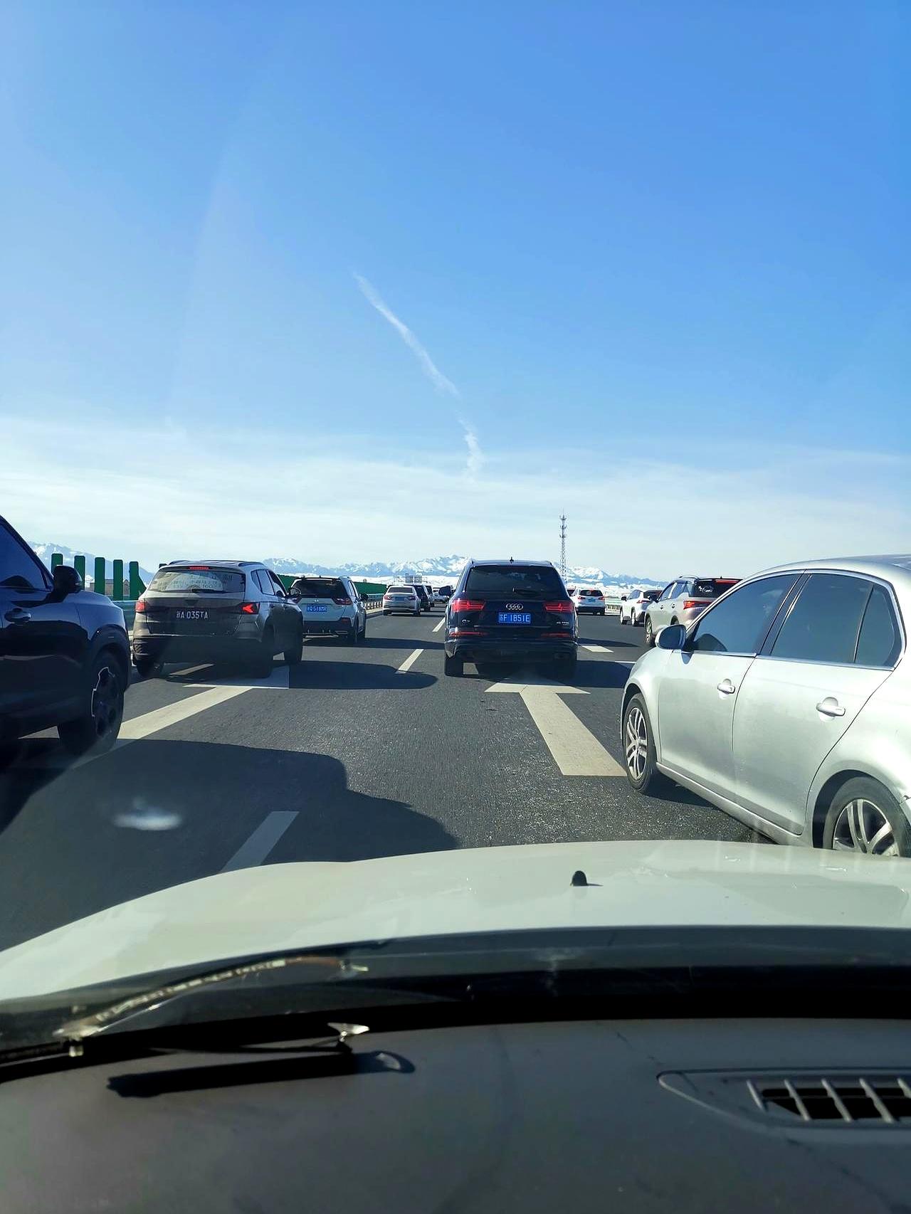 吃饱了千万别去跑乌尉高速，不然真能给你堵到没脾气！本来想着今天没啥事，吃撑了就