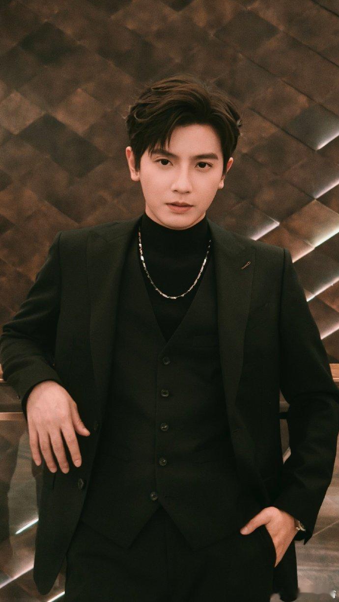 何聪睿女主能顶大半边天何聪睿要赖也是先赖她们短剧男演员日前直播被问《四姊妹