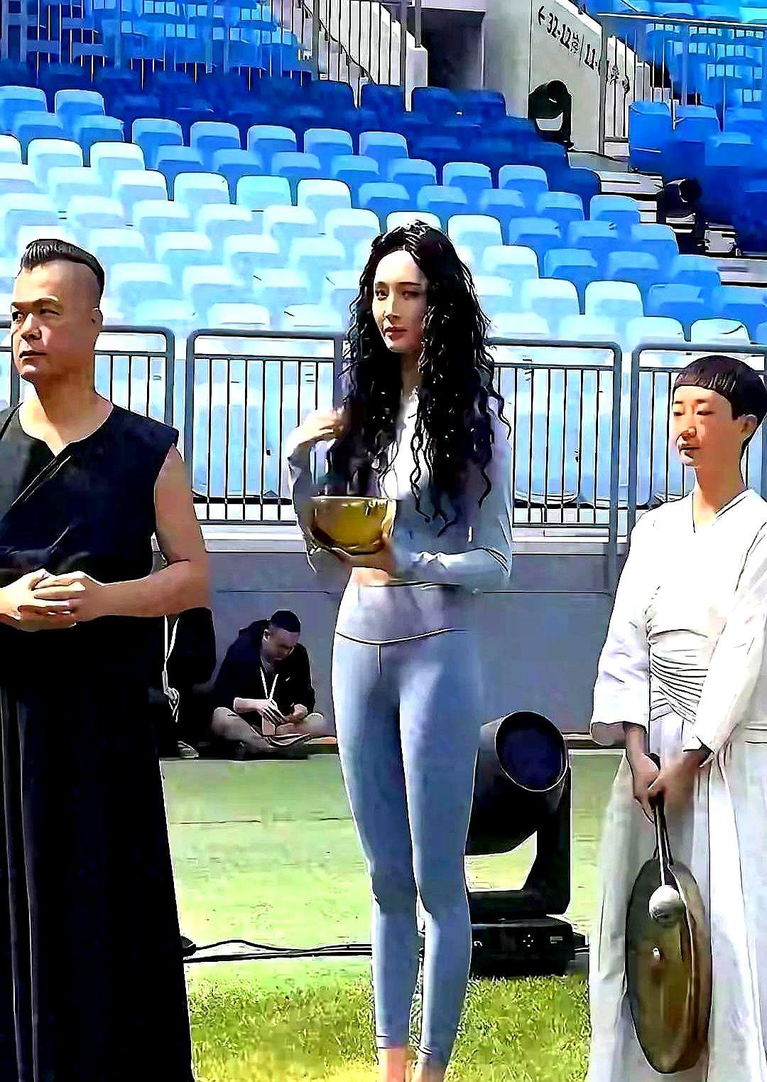 迪丽热巴的“顶级感”，不是靠吵闹炒作，而是精准卡位。她平时话不多，但该露面的