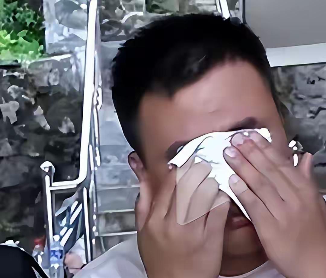 8月10日中午十二点过一点，山里一个薅野韭菜的村民先瞅见崖顶有个包，出山跟救援队