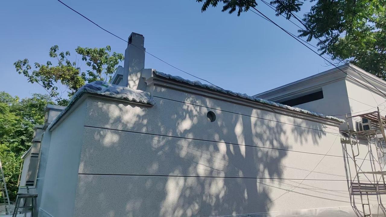 我去年盖好房子，所有手续齐全，六月份动工，十月份完工，天热工人一天干二个小时就下