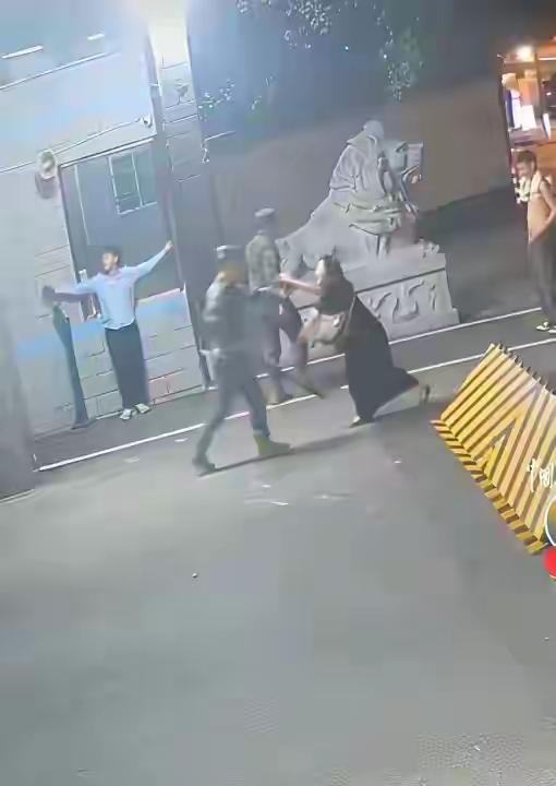 男子向武警求救之事，万万想不到：1，想不到在最安全的国度，会发生这样的事！2