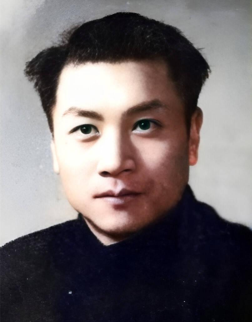 1944年，一地下党入狱后被汉奸认出，怕自己扛不住，求狱友将他勒死。没想到，在将