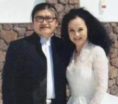 1987年，刘欢对主持人卢璐一见钟情，认识9天后就求婚成功。可是去民政局登记时，